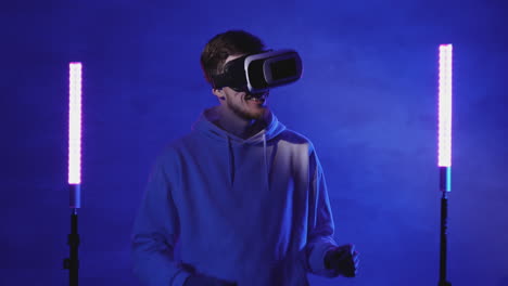 joven usando un auricular vr en un colorido fondo de luz de neón 2