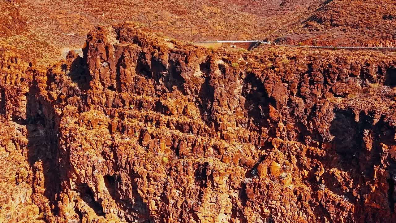 Gran Canaria offre viste di scogliere rocciose e strade tortuose in Spagna