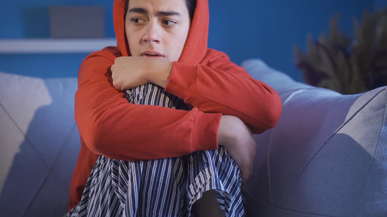 심리적으로 혼란스러운 소년 집에서 두려워 폭력, 가족 문제.