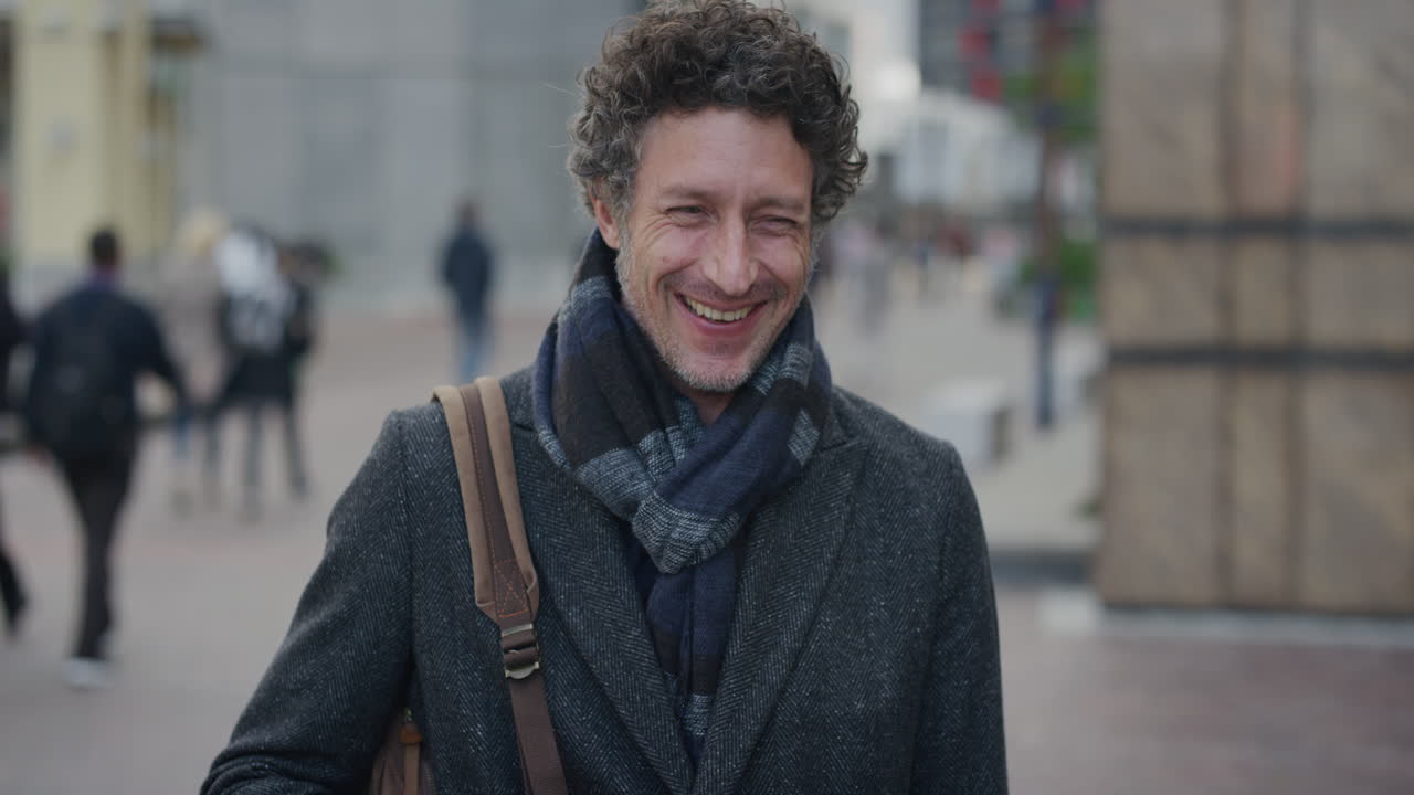 초상화 성공적인 성숙한 사업가 미소 도시에서 출퇴근 여행 라이프 스타일을 즐기는 전문 백인 남성 느린 동작