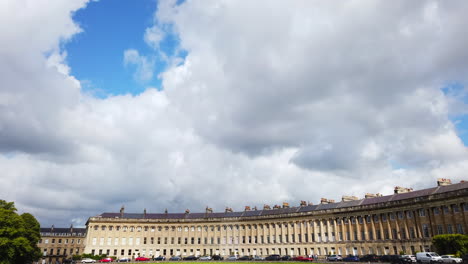 Zeitlupen-Nahaufnahme-Des-Königlichen-Halbmonds-In-Bath,-Somerset,-Der-An-Einem-Sommertag-Nach-Oben-Zum-Blauen-Himmel-Mit-Weißen-Wolken-Schwenkt