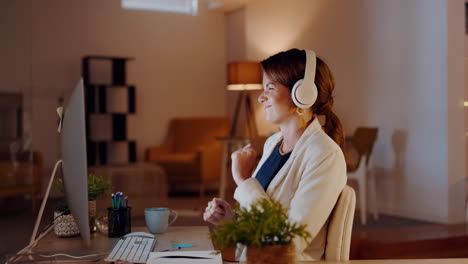 música, auriculares y mujer de negocios bailando