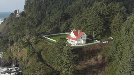 Un-Dron-Se-Eleva-Sobre-La-Casa-Del-Asistente-Del-Farero-Haceta-En-Oregon