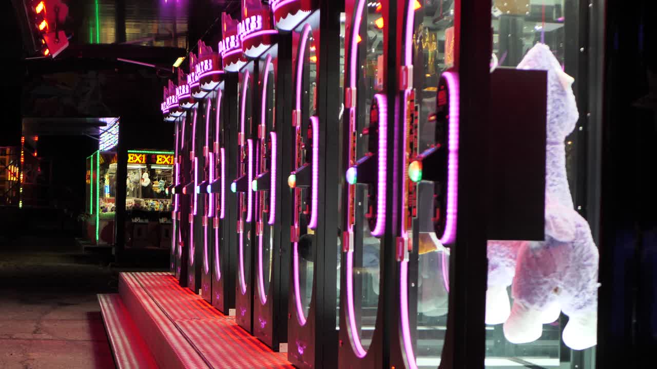 놀이 공원과 놀이터는 covid-19 코로나 바이러스 검역소에 폐쇄되어 있습니다.