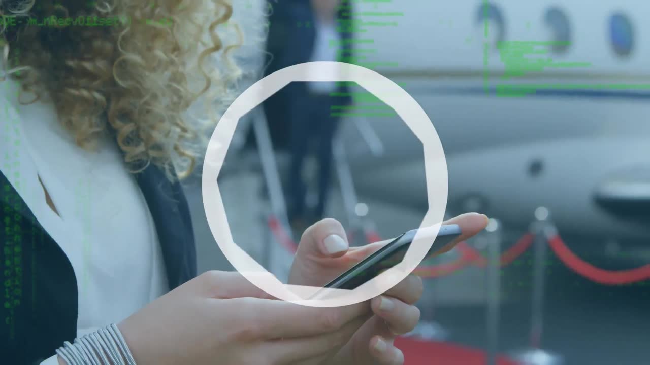 animación del iris y procesamiento de datos sobre una mujer de negocios que usa un teléfono inteligente