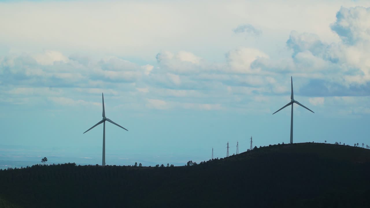 뒷마당에 흐린 하늘이 있는 풍력 터빈 농장