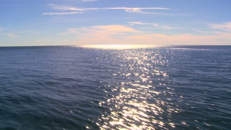 Pov-Vom-Bug-Eines-Bootes,-Das-An-Einem-Sonnigen-Tag-Auf-Dem-Pazifik-Segelt