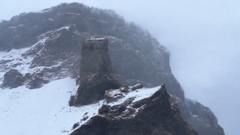 invierno con tormenta de nieve en escarpados acantilados escarpados