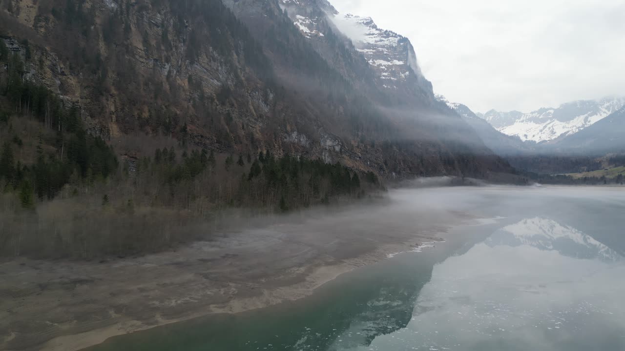 klöntalersee glarus suiza bosque místico con niebla en el lado del lago