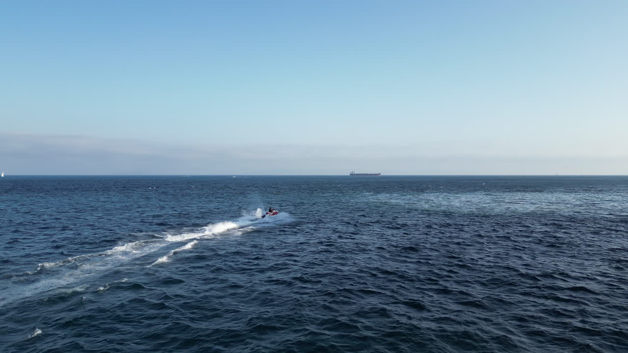 지브롤터 해협 위에서 찍은 아름다운 일몰 드론, 제트 스키를 고 서쪽의 스페인 위에서 일몰을 드러낸다.