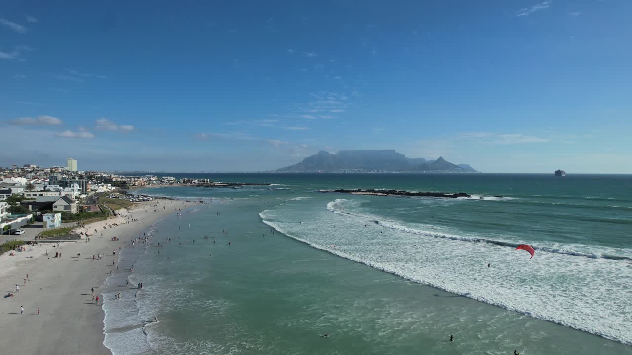 gente caminando por la playa de big bay y kitesurf en sudáfrica, antena