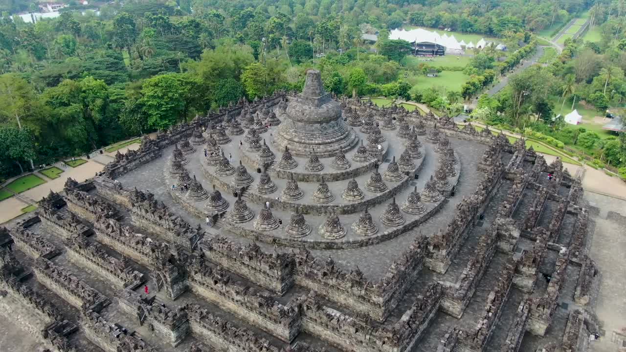 Antico tempio buddista di Borobudur sull'isola di Giava, Indonesia, vista aerea