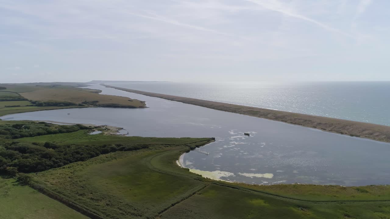 seguimiento aéreo de izquierda a derecha con una ligera rotación mirando hacia la laguna de la flota en abbotsbury, dorset