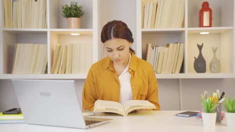 una estudiante a la que le encanta leer.