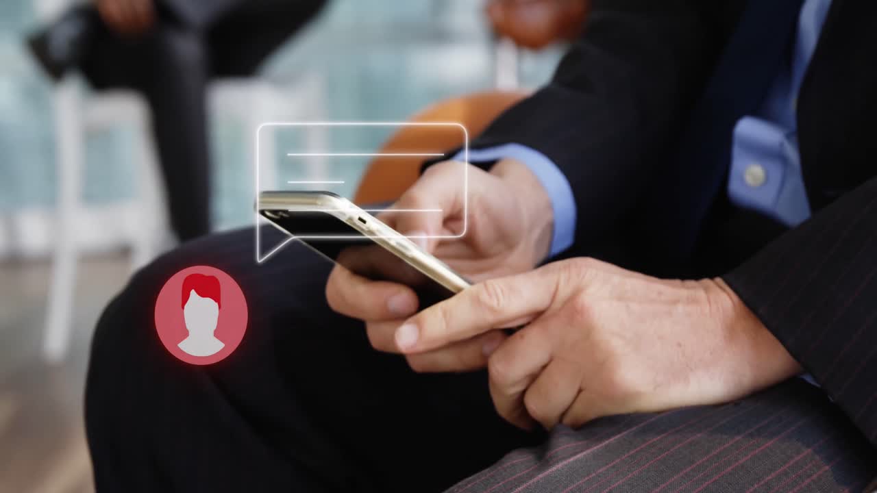 animación de iconos tecnológicos sobre las manos de un hombre caucásico trabajando en una computadora