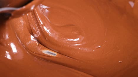 el chocolate liso se agita y se vierte