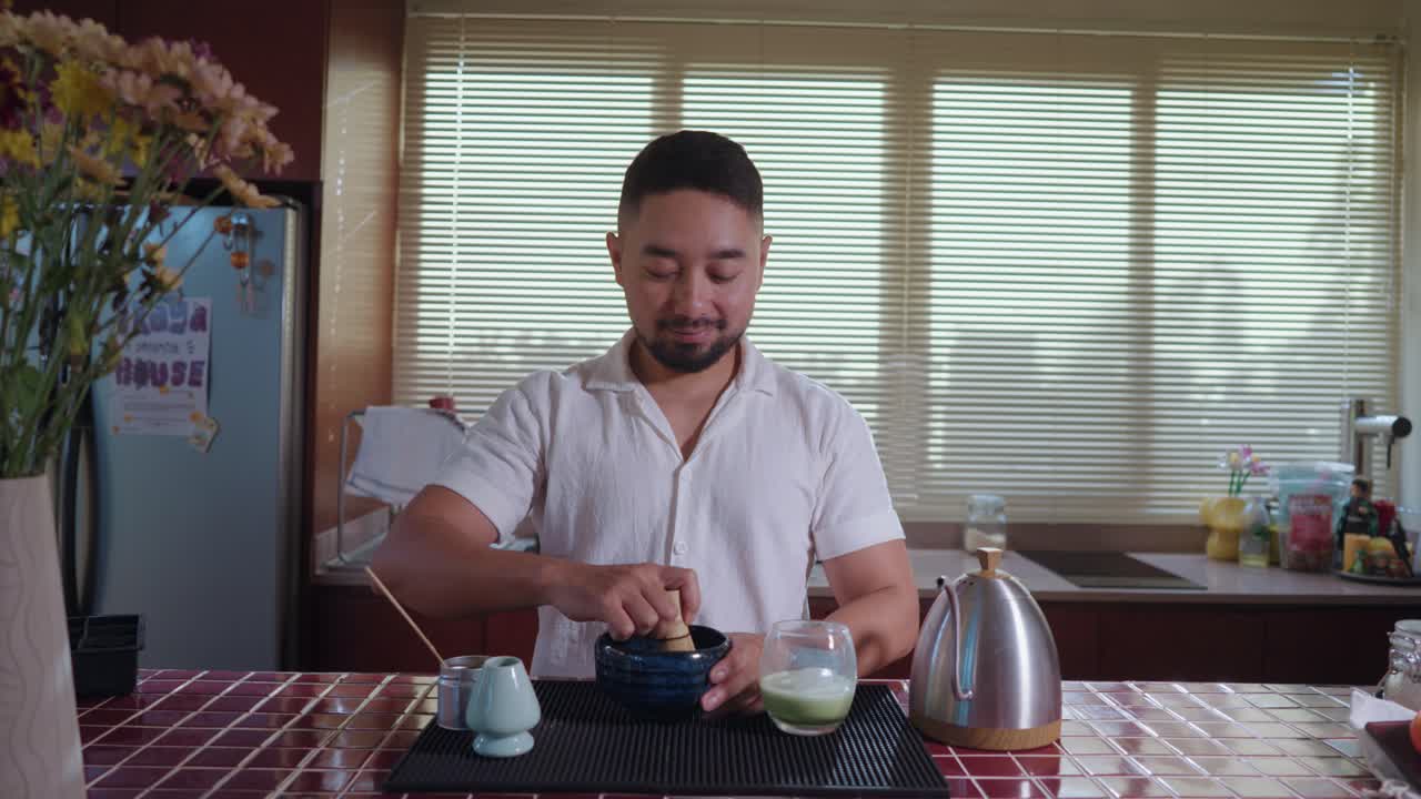 la preparación del té matcha