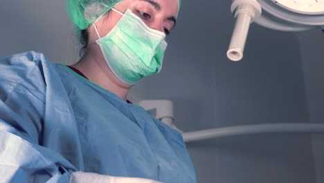 mujeres que realizan una cirugía en el hospital juntas