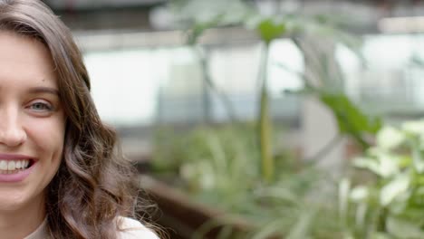 retrato de la mitad de la cara de una mujer caucásica sonriendo en el balcón de la oficina, espacio de copia