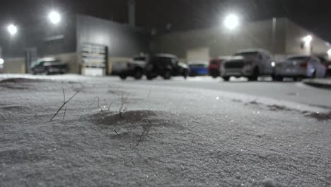 de la instalación de estacionamiento de almacén cubierto de nieve video de bajo nivel por la noche