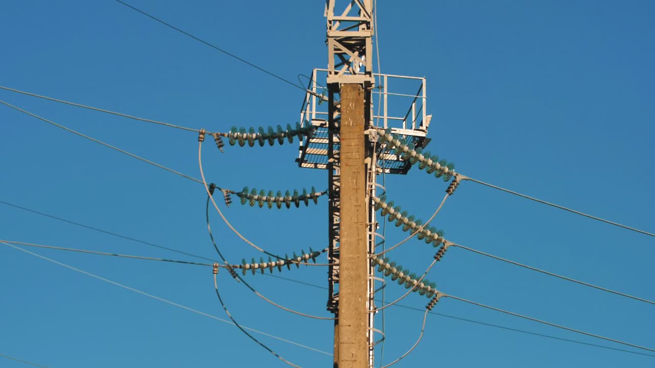líneas eléctricas con rayos de sol en el cielo azul