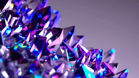 grupo de cristales iridescentes púrpuras