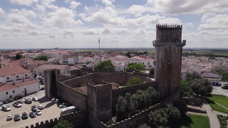 Castillo-Histórico-De-Beja-Con-Una-Ciudad-En-Expansión-En-El-Fondo,-Toma-Aérea-En-órbita