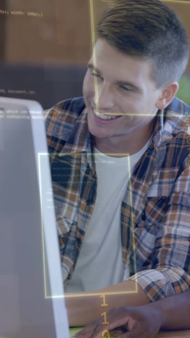 Video vertical: Desarrollador principal mirando el monitor, desarrollador junior escribiendo y generando código de interfaz de usuario (UI) que revela una solución técnica.