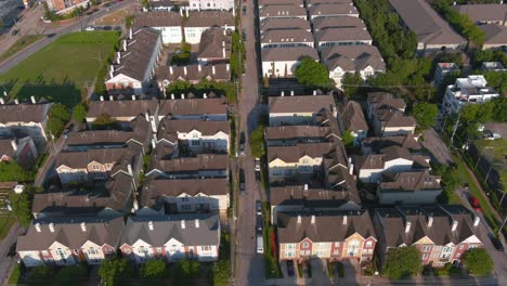 Vista-De-Pájaro-De-Casas-Recientemente-Desarrolladas-Cerca-Del-Centro-De-Houston