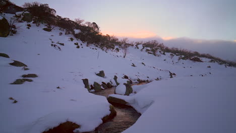 australia el río nevado perece la puesta de sol pacífica las nubes calmantes se mueven y fluyen durante el invierno por la película de taylor brant