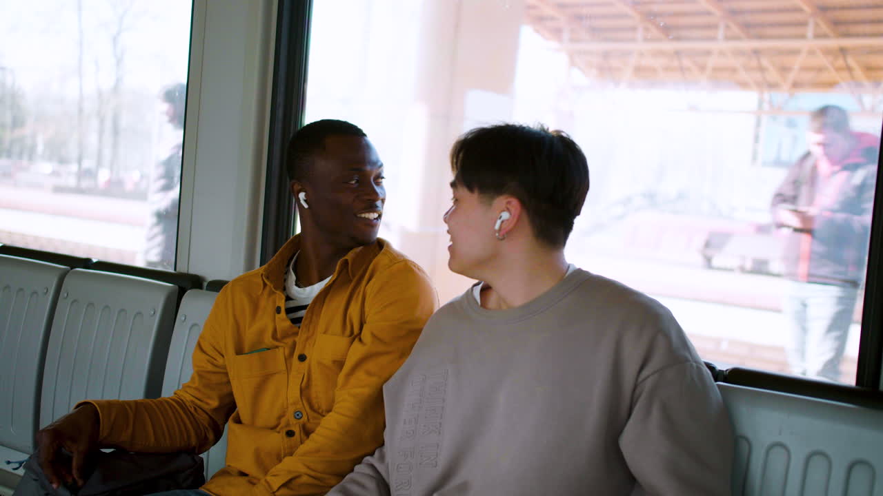 amigos escuchando musica