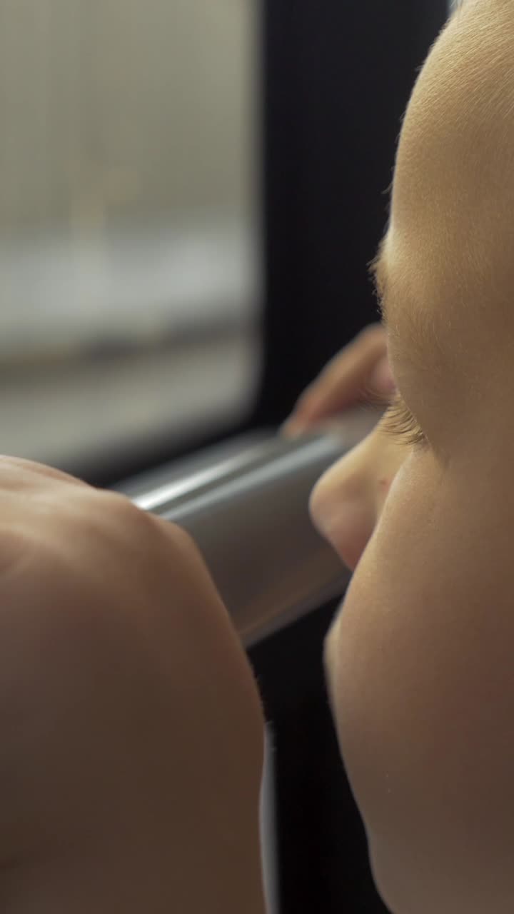 niño mirando por la ventana