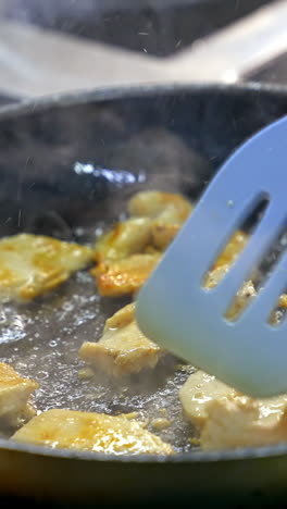 pollo frito en una sartén