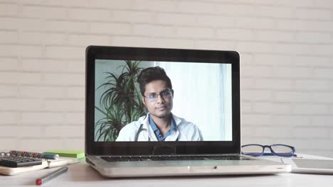 médico realizando una consulta virtual por videoconferencia