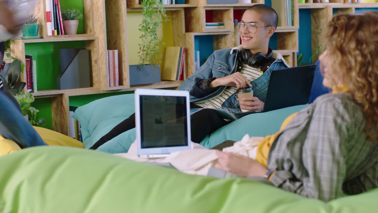 사무실 훈련에 있는 젊은 비즈니스 학생들 회의 학습 팀워크 노트북 컴퓨터 기술을 사용하여 스타트업 프로젝트 개발 전략을 논의하는 창의적인 아이디어를 공유하는