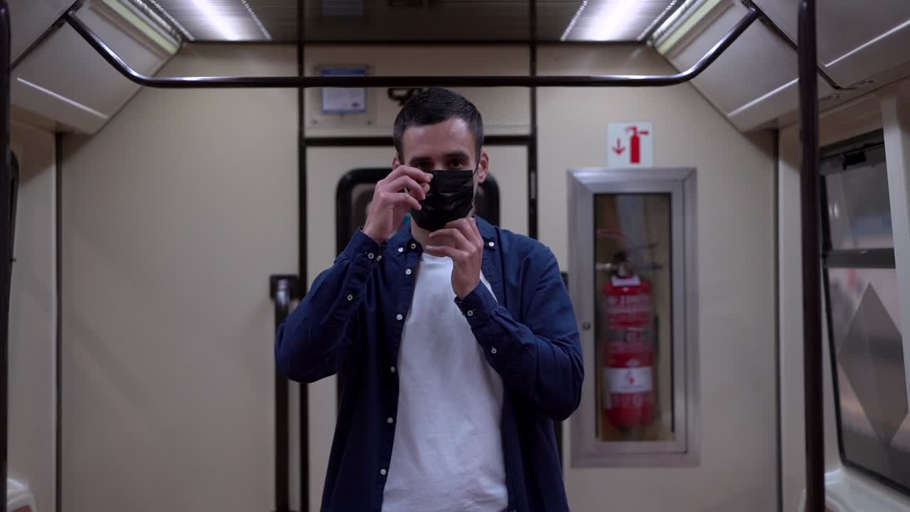 지하철에서 얼굴 마스크를 쓰는 승객