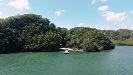 Embarcadero-De-Madera-En-La-Bahía-De-San-Lorenzo-En-El-Parque-Nacional-Los-Haitises-En-República-Dominicana