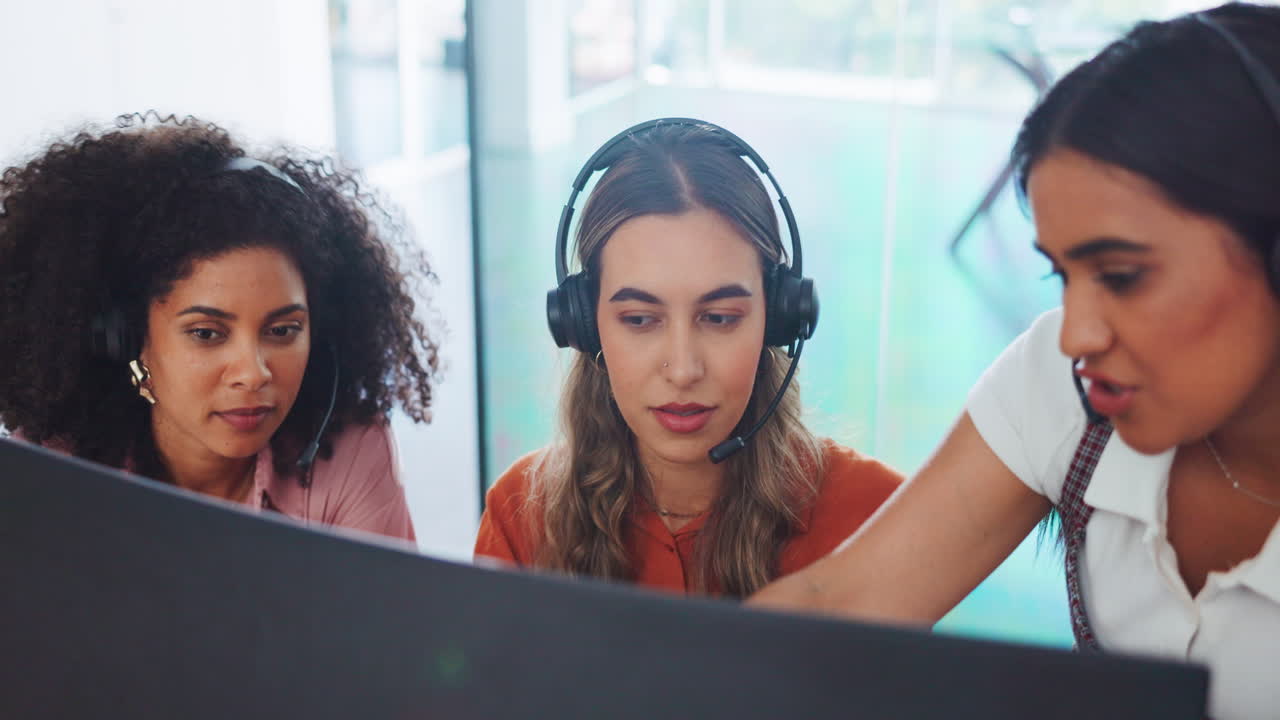 negocios, mujeres y centro de llamadas con empleado