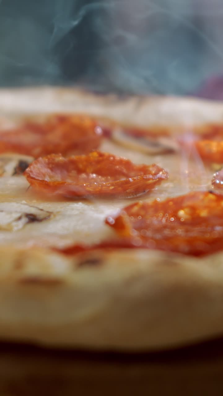 un primer plano de una pizza de pepperoni