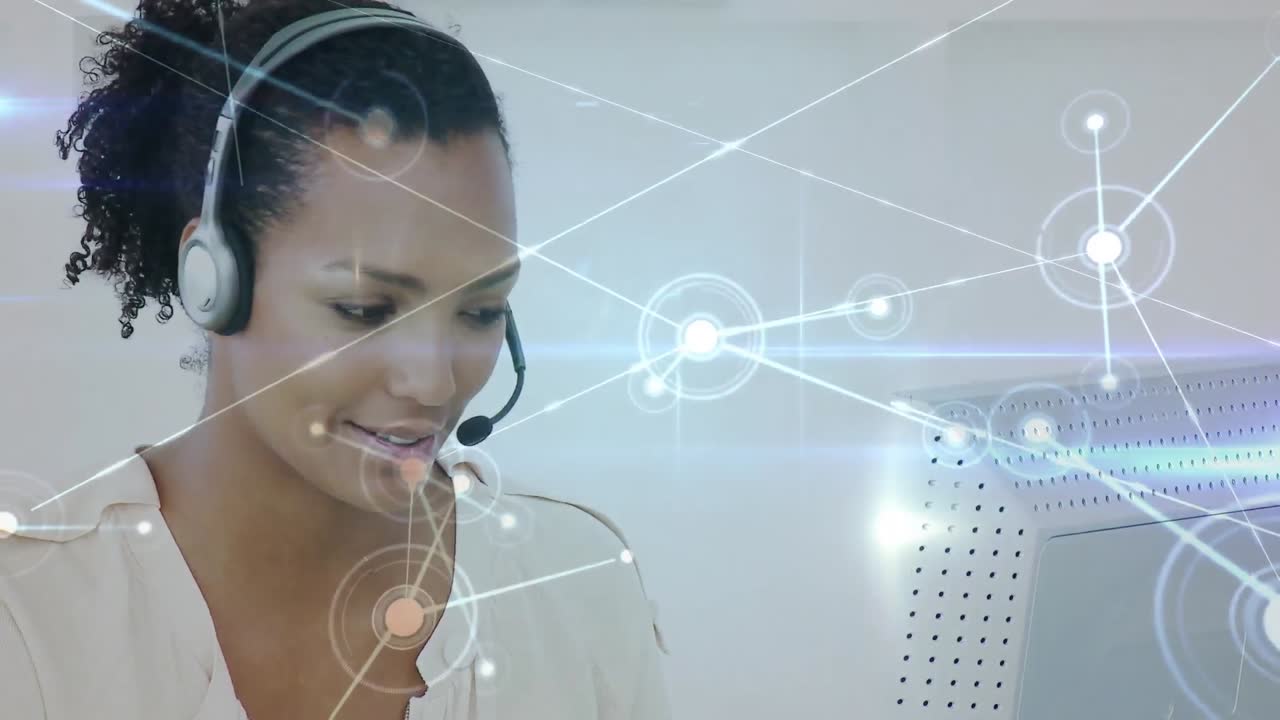 Animação de rede de conexões sobre mulher de negócios usando headsets de telefone