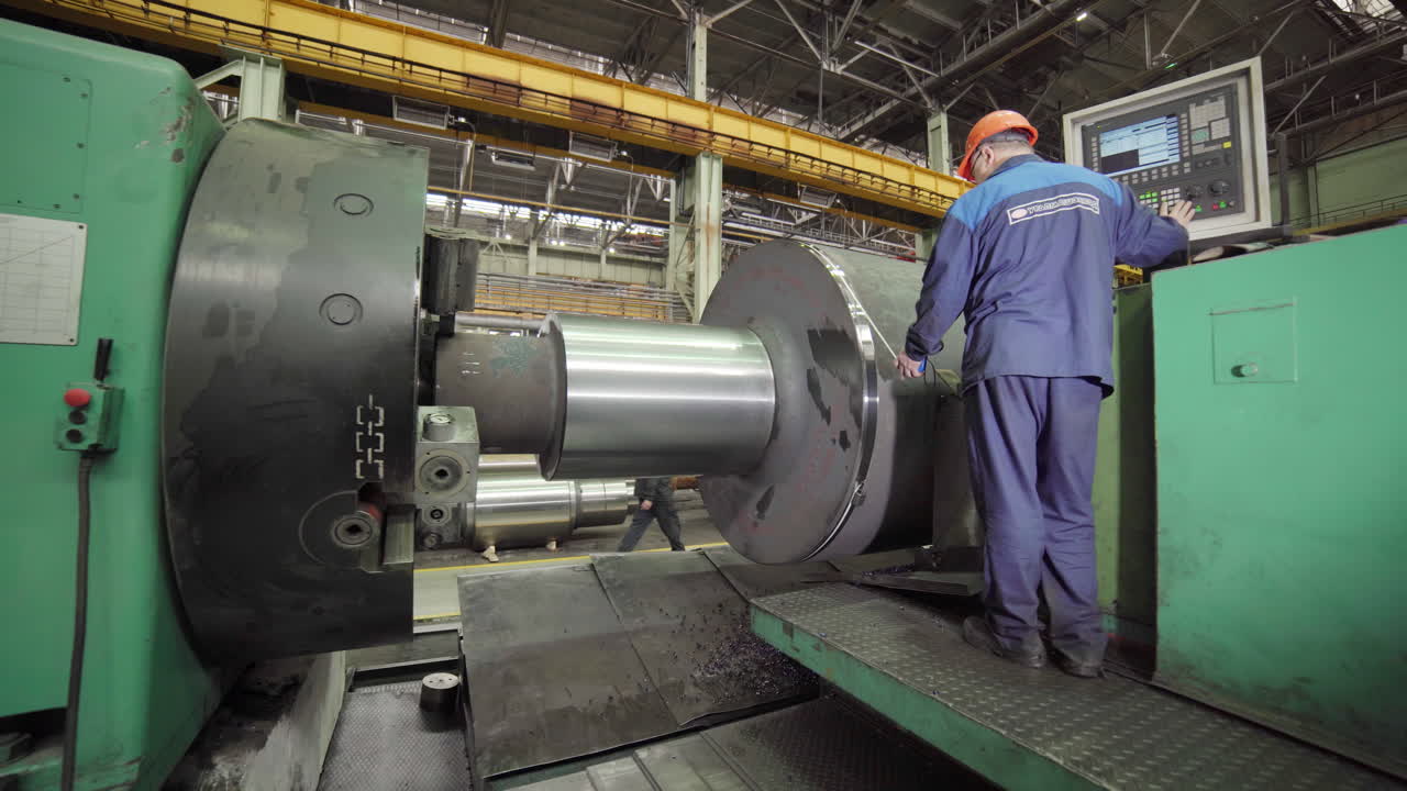 metalworking operation in a factory | freepik