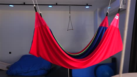 y un patio de juegos para niños
