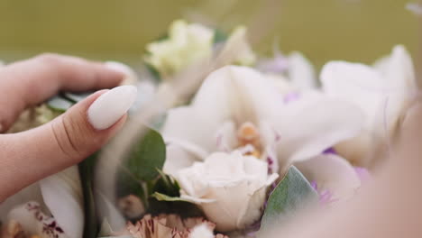 mujer toca un ramo de flores frescas en la exhibición de la tienda