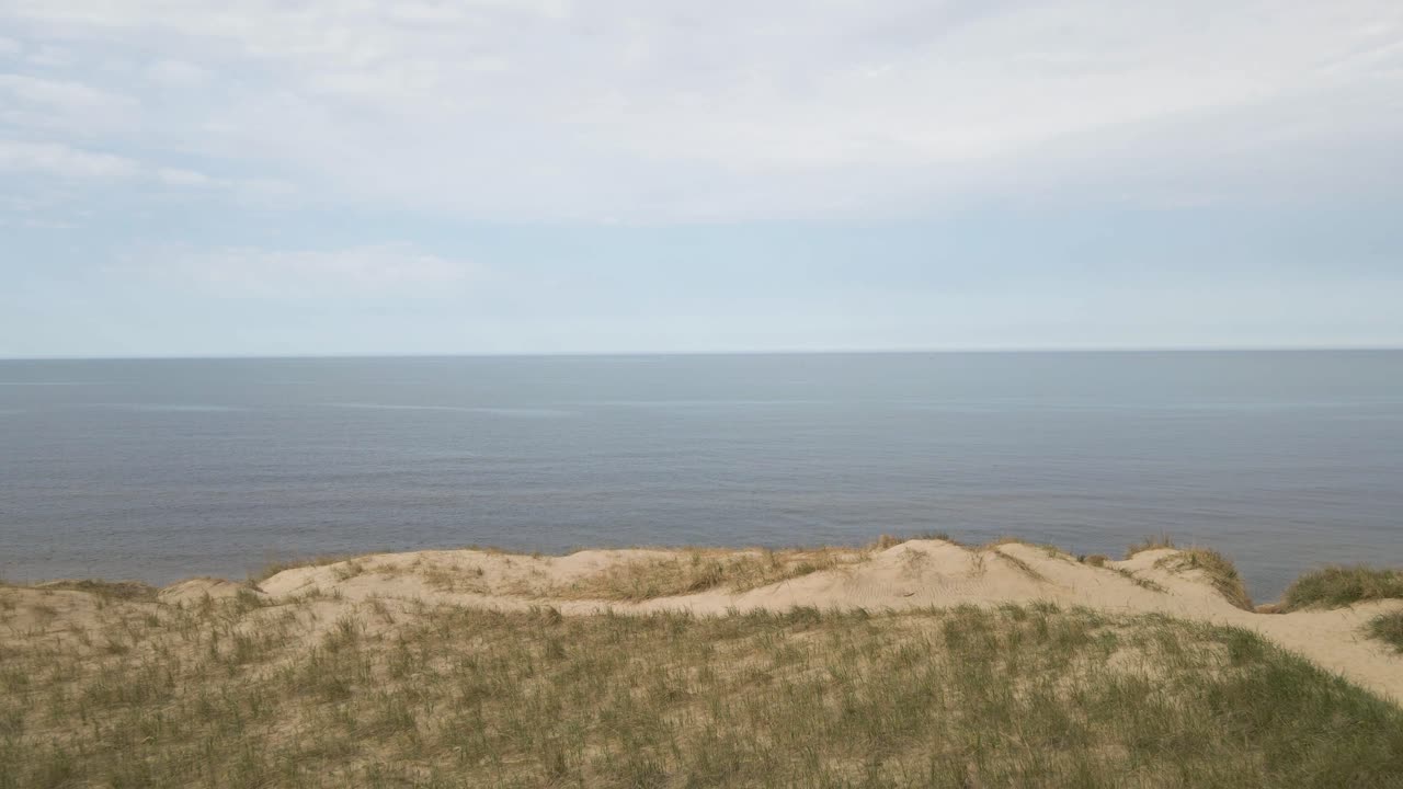 Dolling backwards from the edge of the dunes