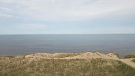 Muñecas-Hacia-Atrás-Desde-El-Borde-De-Las-Dunas