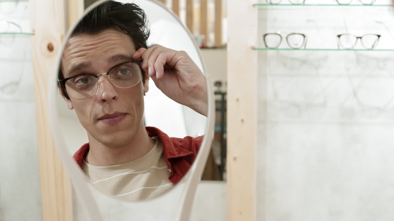 hombre probando gafas en una tienda de ópticos