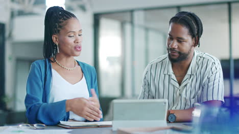 Negocios,-Trabajo-En-Equipo-Y-Gente-Negra-Con-Tablet.