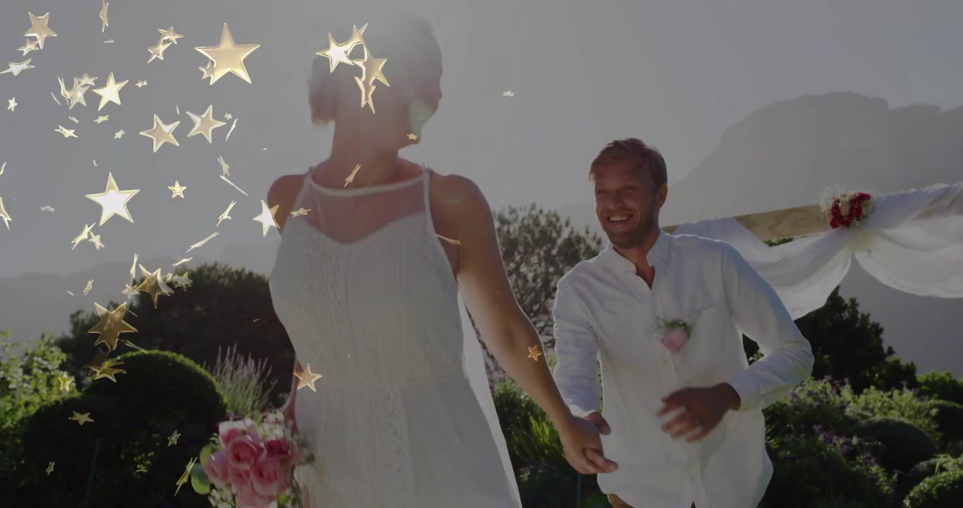 Com sobreposições de estrelas douradas, noiva e noivo caminhando sob um arco floral, realçando o clima do casamento.