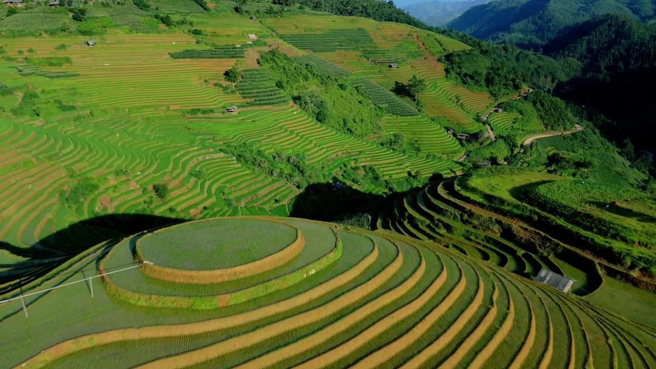 Màu xanh tươi tốt rực rỡ trải dài theo từng lớp địa hình trong mùa sinh trưởng, ôm lấy khung cảnh núi non được điêu khắc tự nhiên trong ánh hoàng hôn kỳ ảo tại miền Bắc Việt Nam