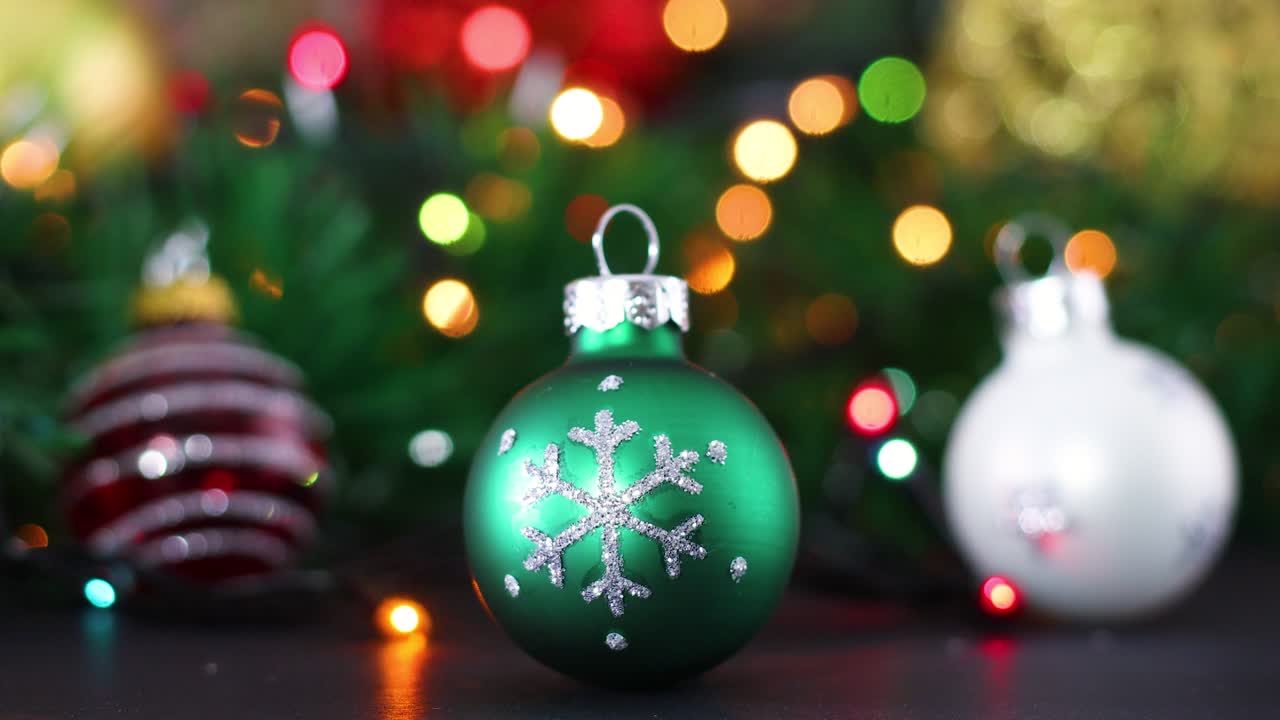 tres adornos de navidad, verdes, rojos y blancos con luces parpadeantes